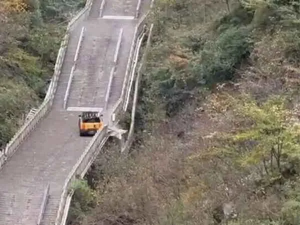 车辆意外从台阶上下滑